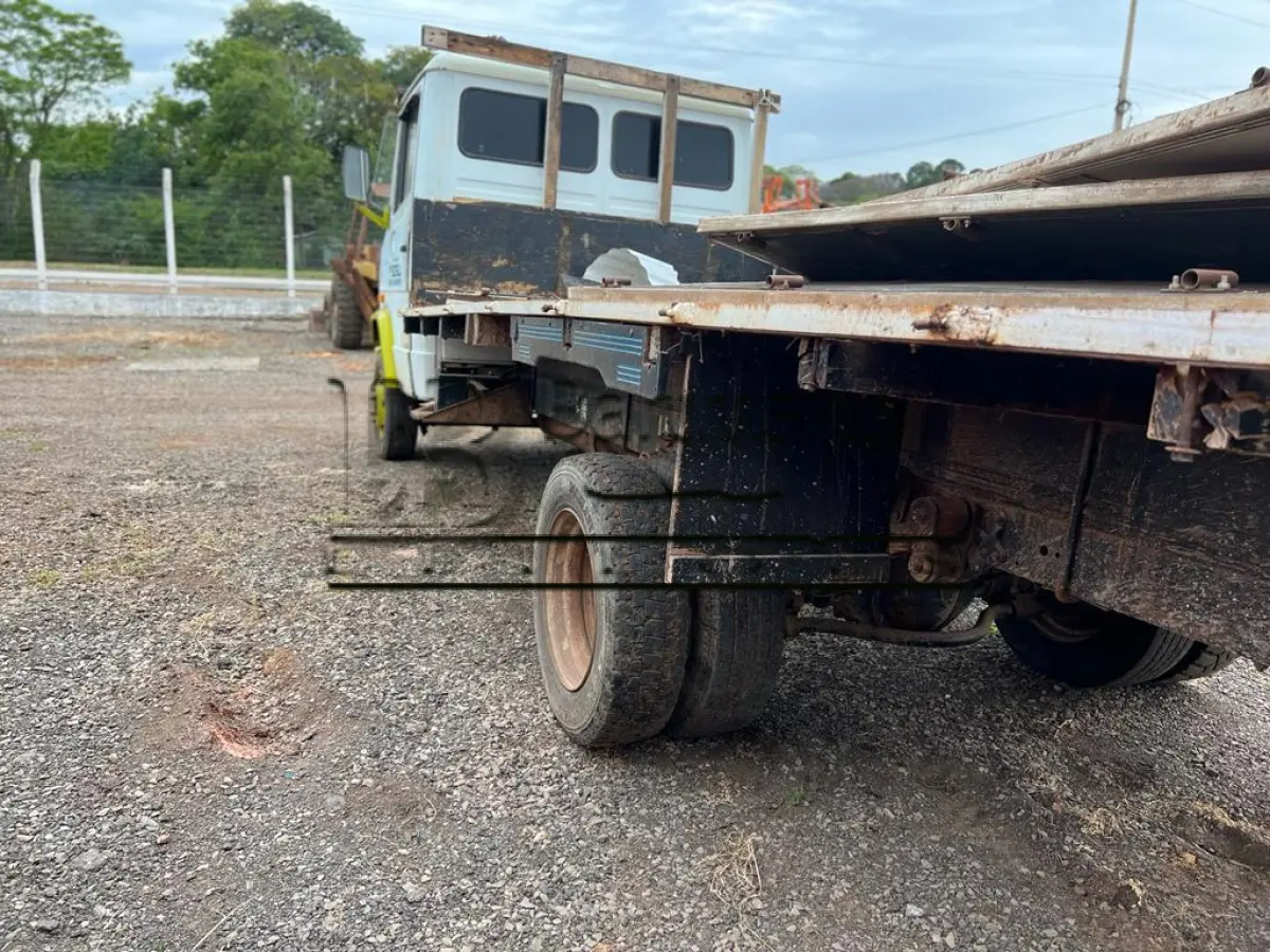 LOTE 001 - Caminhão 1999