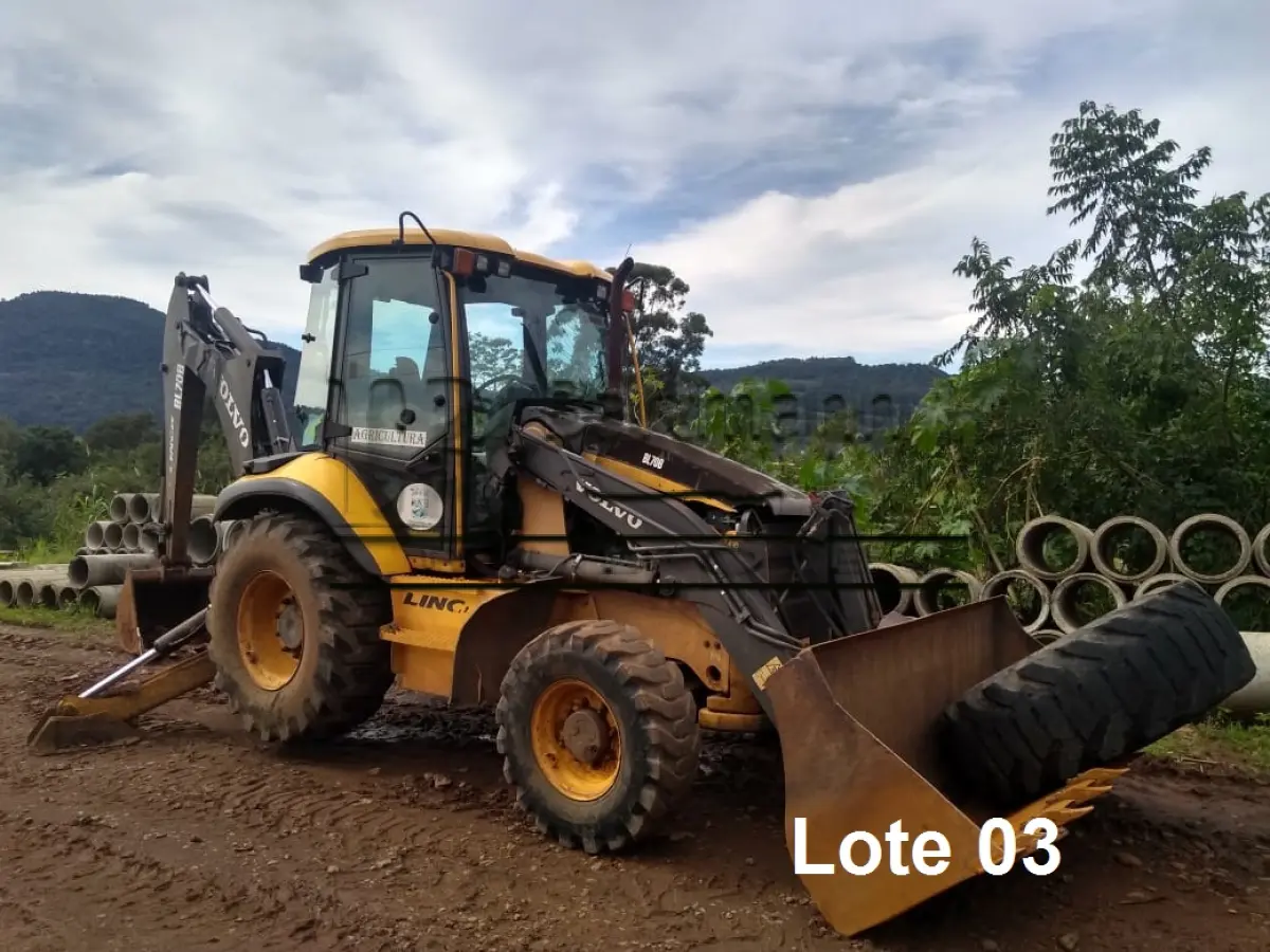 LOTE 003 - Maquina Retroescavadeira