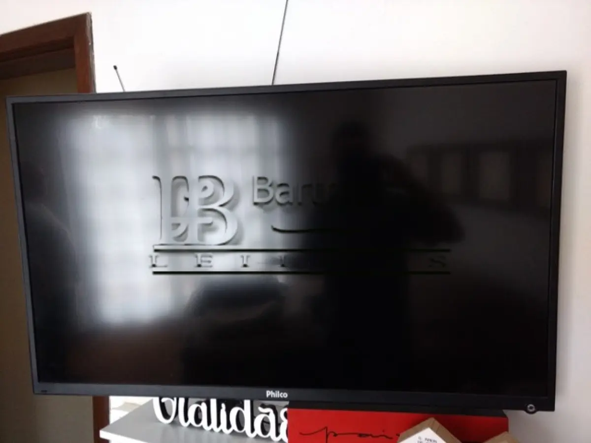 LOTE 017 - Televisor de 42 polegadas