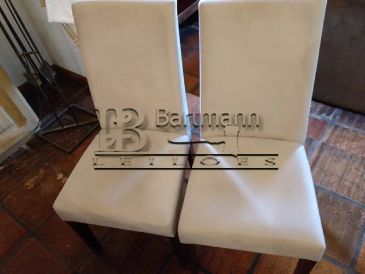 LOTE 011 - Cadeiras estofadas com pés de madeira