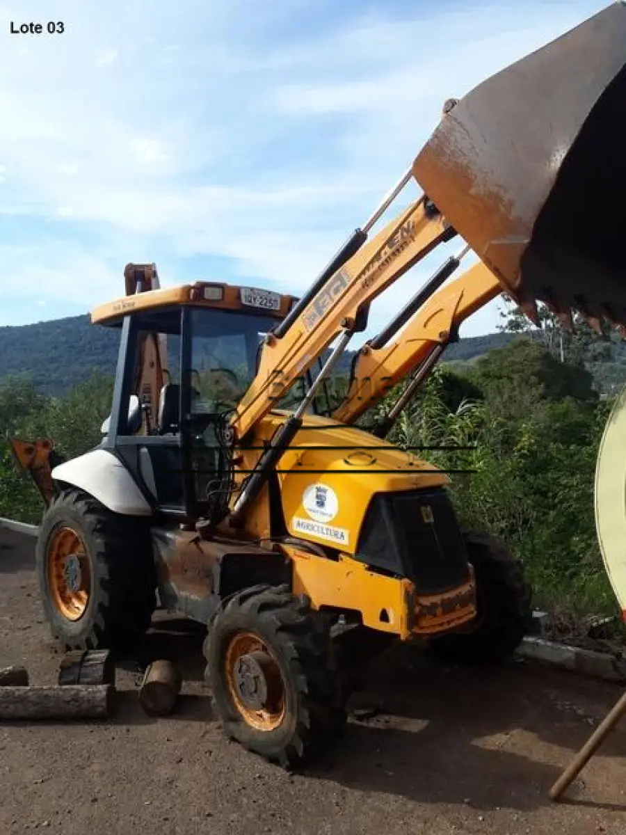 LOTE 003 - Máquina Retroescavadeira marca JCB