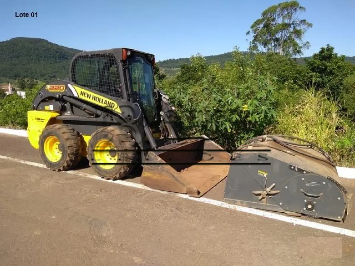 LOTE 001 - Máquina Minicarregadeira