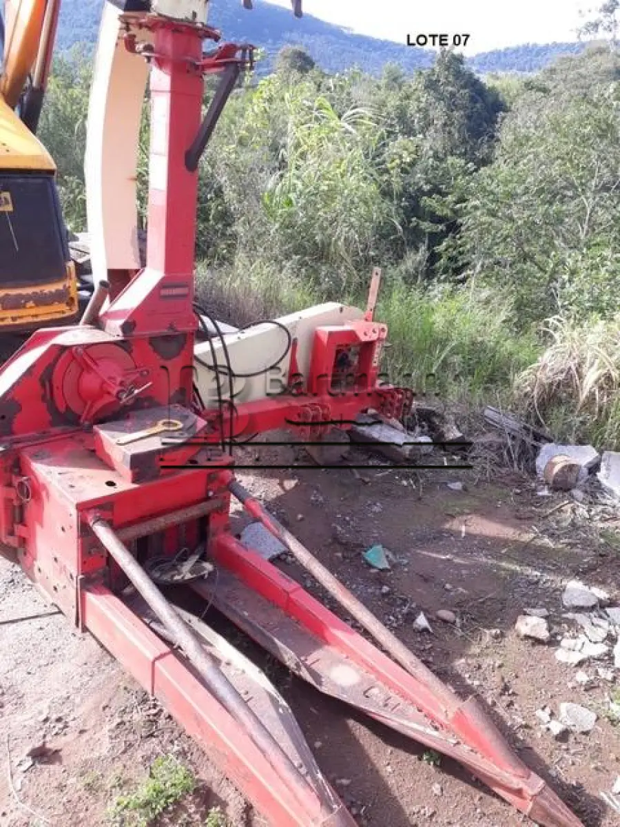 LOTE 007 - Colhedora de forragens marca Nogueira