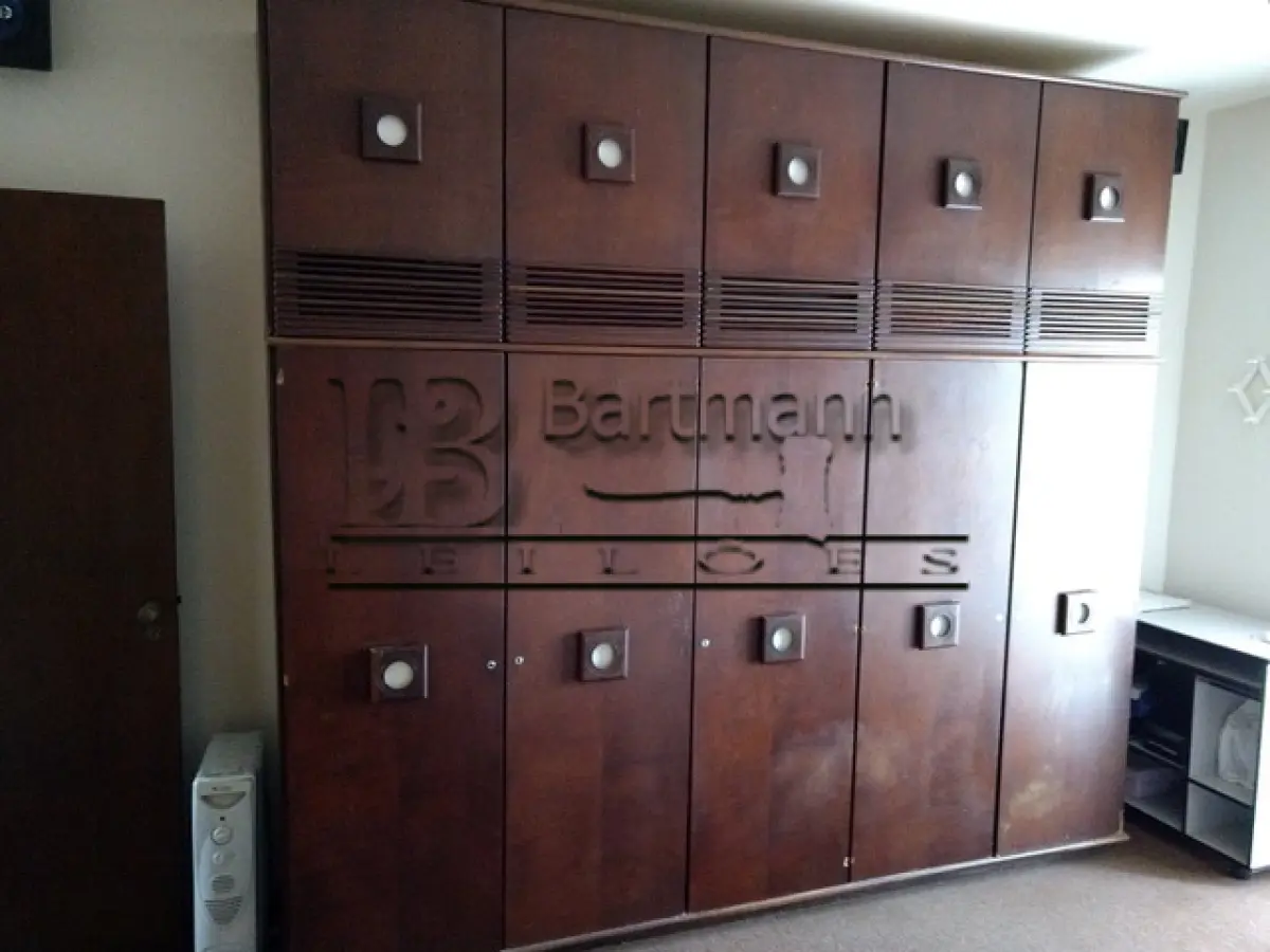 LOTE 030 - Armário de madeira 5 portas