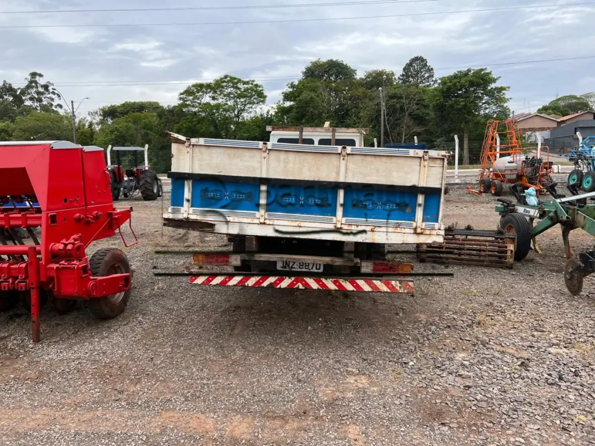 LOTE 001 - Caminhão 1999