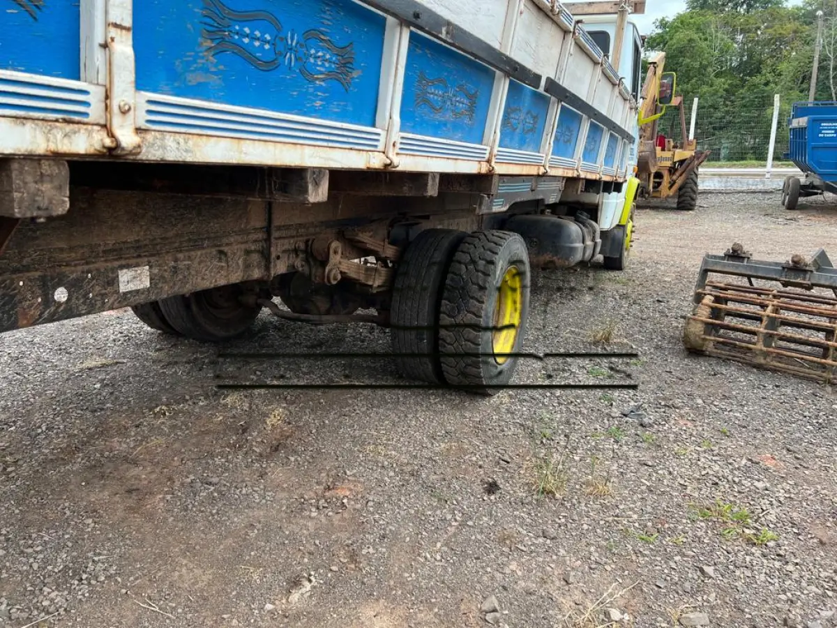 LOTE 001 - Caminhão 1999