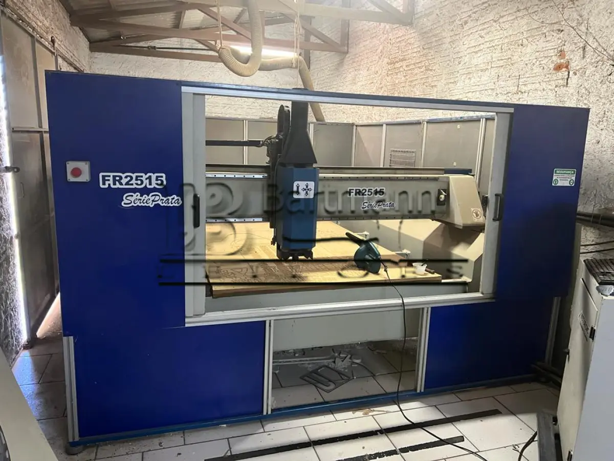 LOTE 009 - Máquina fresadora