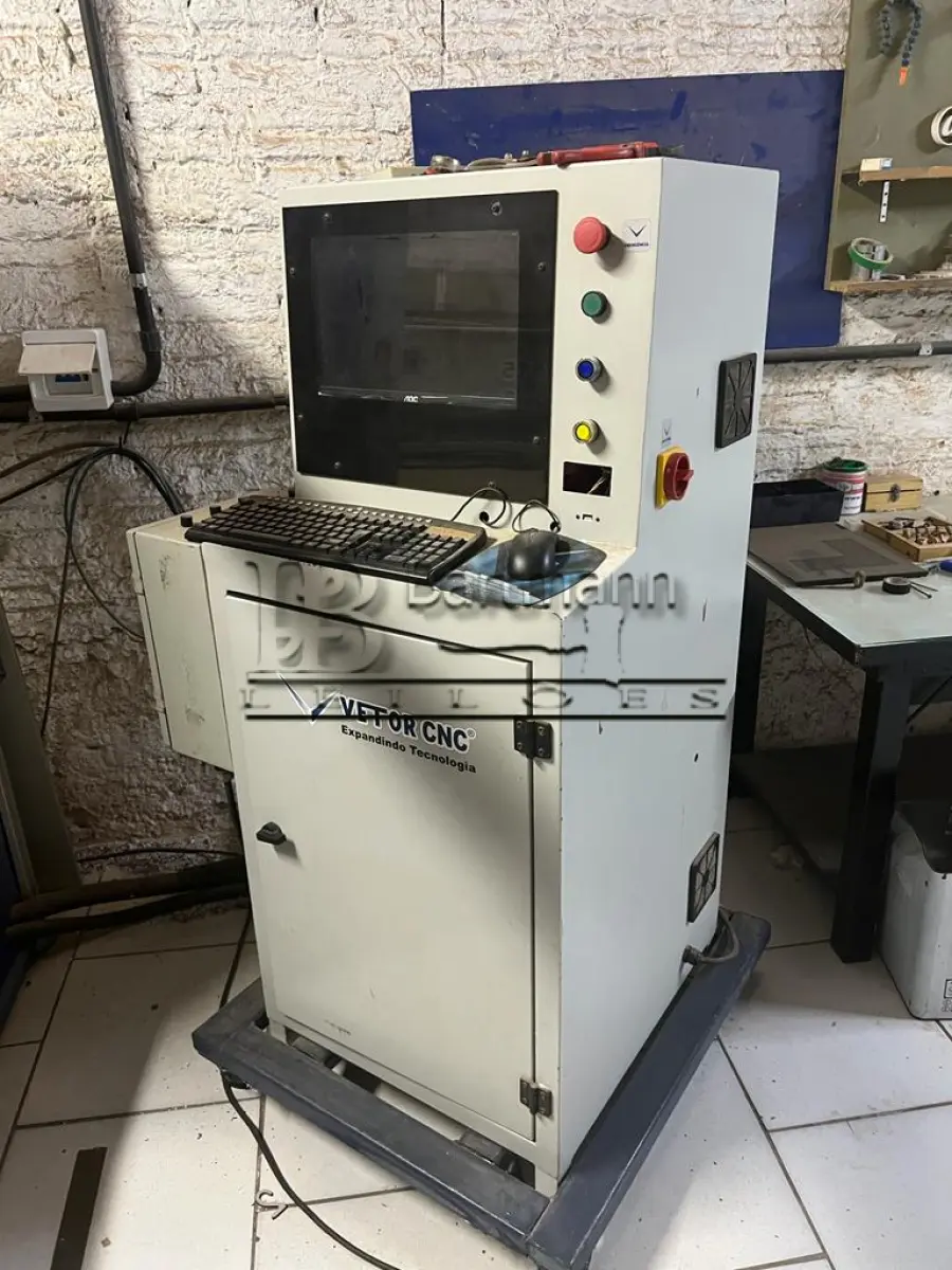 LOTE 009 - Máquina fresadora