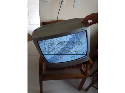 LOTE 003 - Televisor
