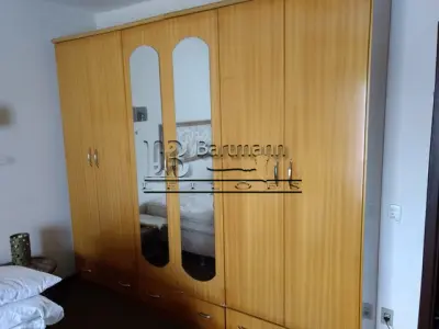 LOTE 027 - Armário de madeira 6 portas