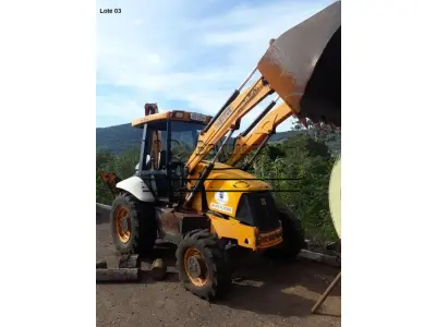 LOTE 003 - Máquina Retroescavadeira marca JCB