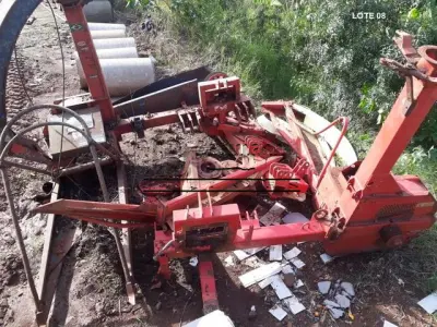 LOTE 008 - Colhedora de forragens desmontada