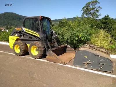 LOTE 001 - Máquina Minicarregadeira