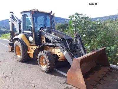 LOTE 002 - Máquina Retroescavadeira marca VOLVO
