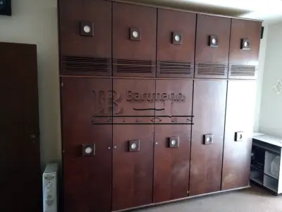 LOTE 030 - Armário de madeira 5 portas