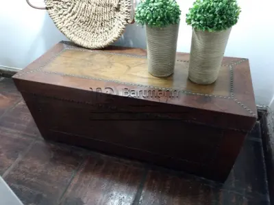 LOTE 034 - Baú de madeira