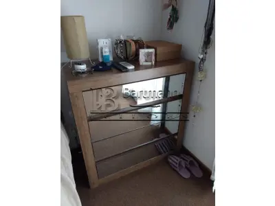 LOTE 018 - Cômoda de madeira