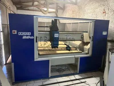 LOTE 009 - Máquina fresadora