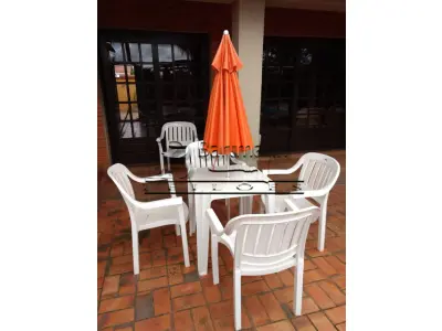 LOTE 037 - Mesa plástica branca